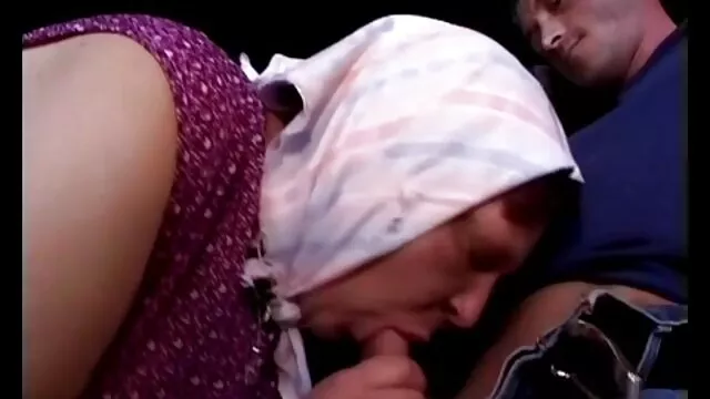 Mira a la cámara y todavía madre e hija cogen quiere sexo
