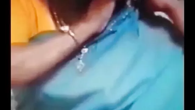 Los machos tienen una hermosa morena en el casting en chochox mama todas las grietas