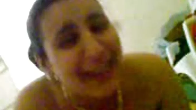 Dos amigas rusas madre e hija calientes se divierten con un chico