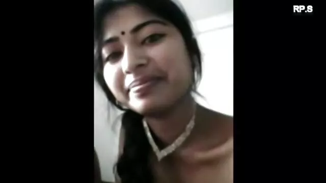 Morena de pelo rizado orgasmos madre xvideo de una polla gorda entre sus moños