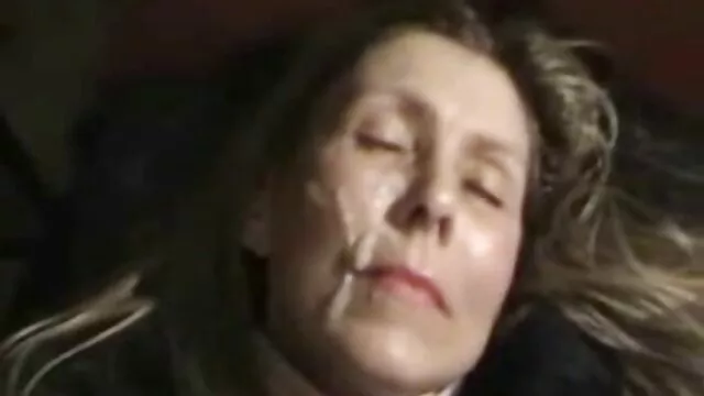 Mima a una bestia pelirroja abusa de su madre dormida con una erección agrandada