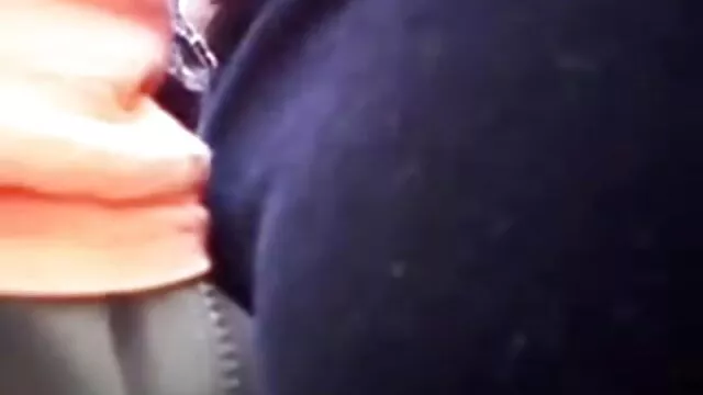 El maromo madre e hija folladas en el bus le mama el culo a una encantadora niñita