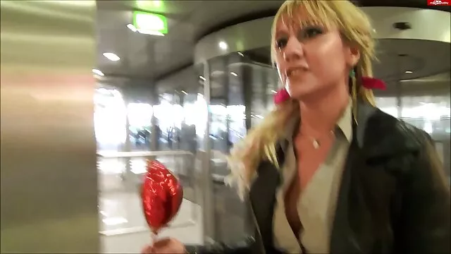 Chica es follada por detrás hija y madre lesbianas