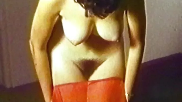 Una chica apasionada se entregó maravillosamente follando con mama a un hombre.
