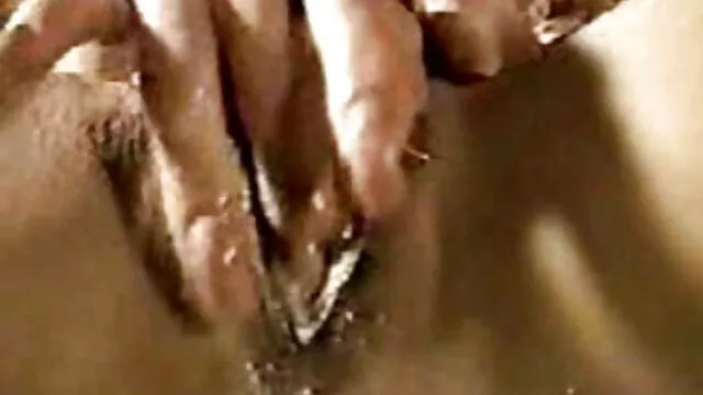 Belleza baila el culo desnudo frente madre e hijo subtitulado español a la cámara de video