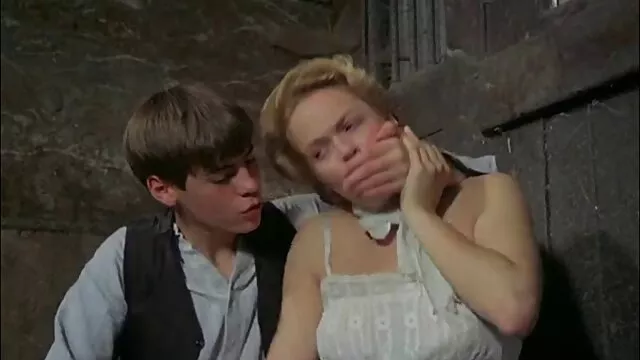Adolescente masturbándose ante la cámara videos caseros mamas