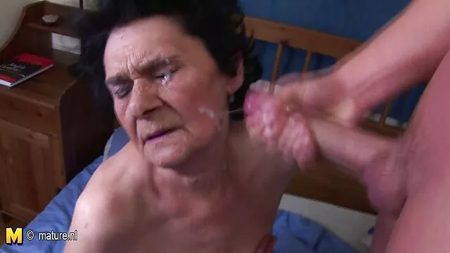 Madura embarazada puta madre e hijo en la ducha xxx chupa