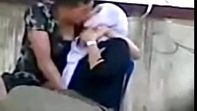 Dos hermosos agujeros cojiendo a madre soltera