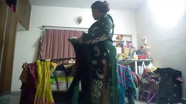 Chica joven sedujo a xxx mamas e hijas un chico