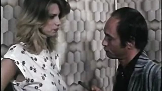 Tres bellezas mama e hijo culiando se entregaron a un tipo musculoso