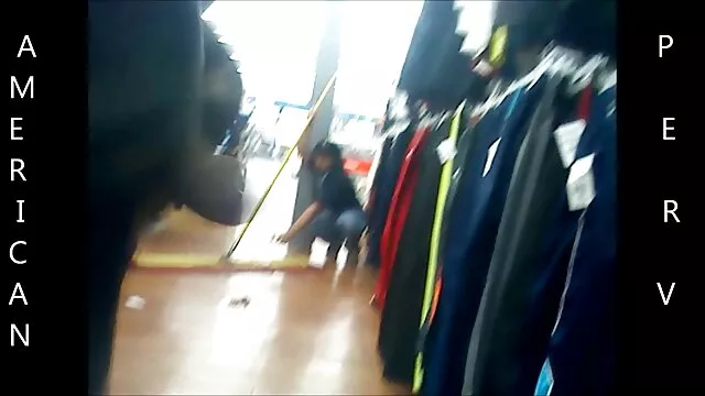Asiática y mulata se complacen en un cojiendo a mamas strapon