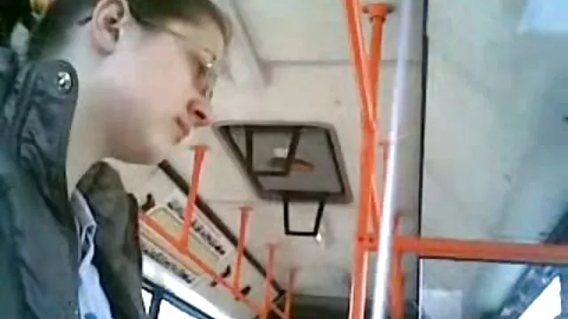 Joven morena maneja el falo de un hombre adulto maduras madre e hijo