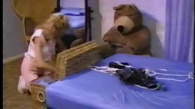 La dia de la madre xxx rubia quería entregarse a la multitud de hombres.