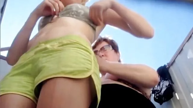 Joven belleza sedujo a su mamma mia porn conductor personal