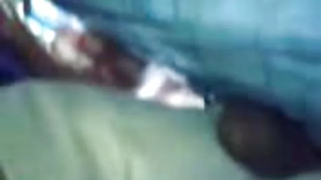 Rubia se mete una polla entre las madre y hijo incesto tetas
