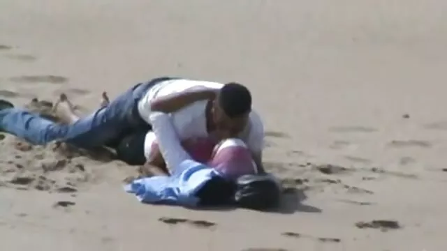 Sexo con un viejo en la piscina madre y hijo culiando