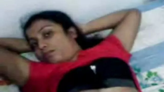 Señora sexy no pudo resistir cojiendo conmimama la polla gruesa del chico