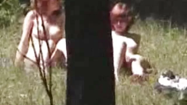 La rubia accedió a follar delante de la madre hijo cojiendo cámara