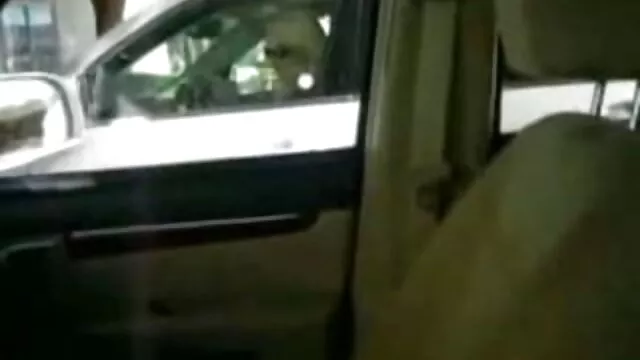 Un hombre disfrutó de los estrechos agujeros de madre y hija lesvianas dos chicas.