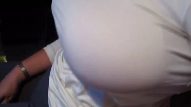 El chico toma fotografías de como se folla a una hermosa chica en la boca y se corre con fuerza en su cara sex mama and son